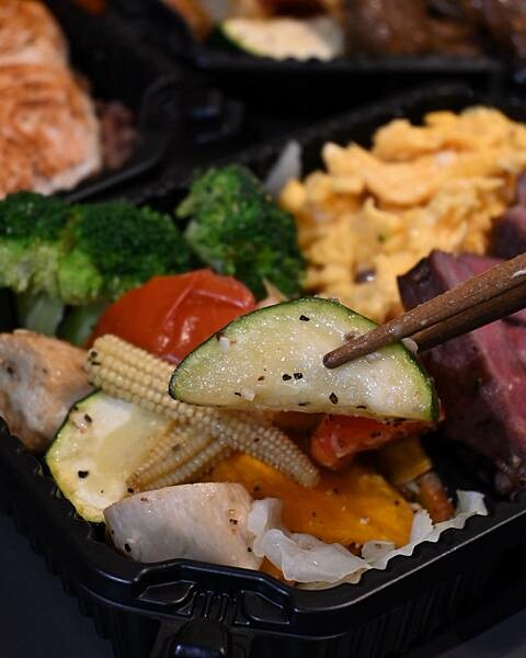 喜樂私廚健康餐盒|鼓山區美食|大推牛排餐盒|再加點炒蛋份量有三倍|11穀米與烤時蔬搭配出健康餐盒|食材料理烹煮皆使用耐熱酪梨油|