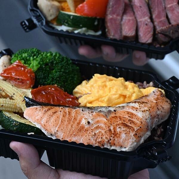 喜樂私廚健康餐盒|鼓山區美食|大推牛排餐盒|再加點炒蛋份量有三倍|11穀米與烤時蔬搭配出健康餐盒|食材料理烹煮皆使用耐熱酪梨油|