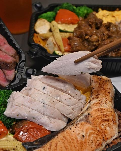 喜樂私廚健康餐盒|鼓山區美食|大推牛排餐盒|再加點炒蛋份量有三倍|11穀米與烤時蔬搭配出健康餐盒|食材料理烹煮皆使用耐熱酪梨油|