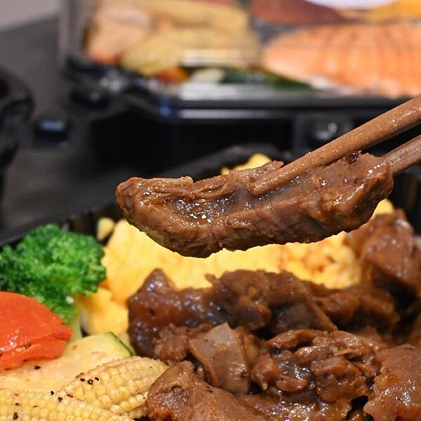 喜樂私廚健康餐盒|鼓山區美食|大推牛排餐盒|再加點炒蛋份量有三倍|11穀米與烤時蔬搭配出健康餐盒|食材料理烹煮皆使用耐熱酪梨油|