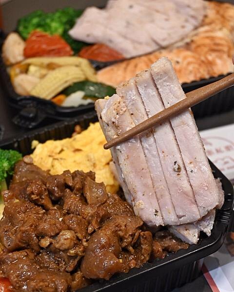 喜樂私廚健康餐盒|鼓山區美食|大推牛排餐盒|再加點炒蛋份量有三倍|11穀米與烤時蔬搭配出健康餐盒|食材料理烹煮皆使用耐熱酪梨油|