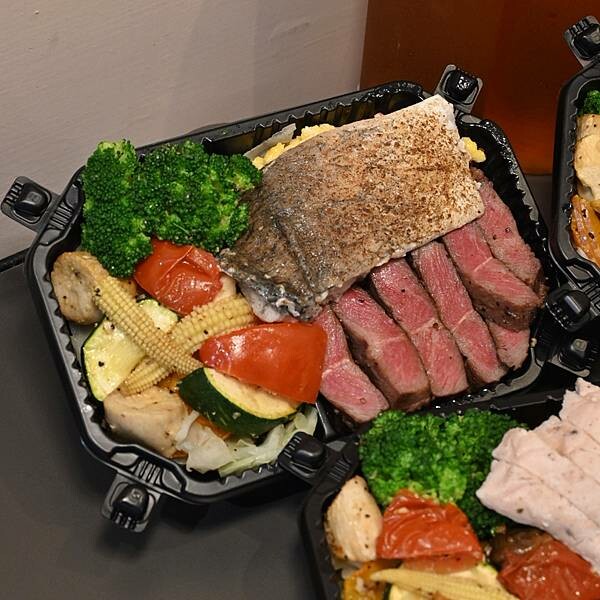 喜樂私廚健康餐盒|鼓山區美食|大推牛排餐盒|再加點炒蛋份量有三倍|11穀米與烤時蔬搭配出健康餐盒|食材料理烹煮皆使用耐熱酪梨油|
