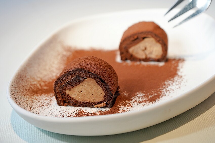 隱身在巷弄內的絕美玻璃屋，選用當季食材與創意料理手法的鮮美滋味，相當適合情侶約會、節日慶祝！