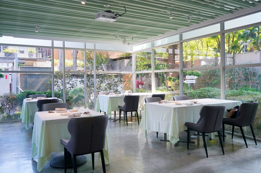 隱身在巷弄內的絕美玻璃屋，選用當季食材與創意料理手法的鮮美滋味，相當適合情侶約會、節日慶祝！