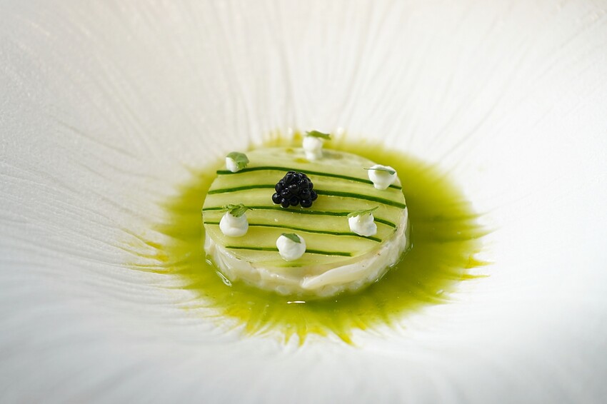 隱身在巷弄內的絕美玻璃屋，選用當季食材與創意料理手法的鮮美滋味，相當適合情侶約會、節日慶祝！