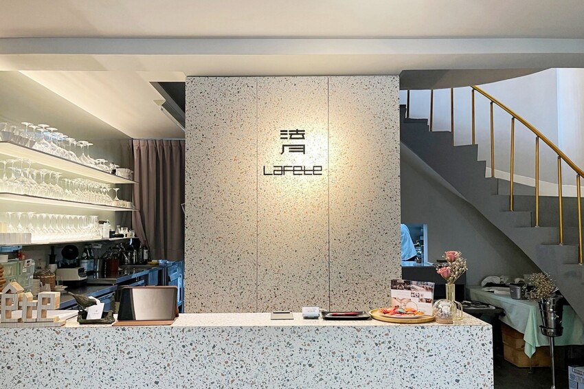 隱身在巷弄內的絕美玻璃屋，選用當季食材與創意料理手法的鮮美滋味，相當適合情侶約會、節日慶祝！