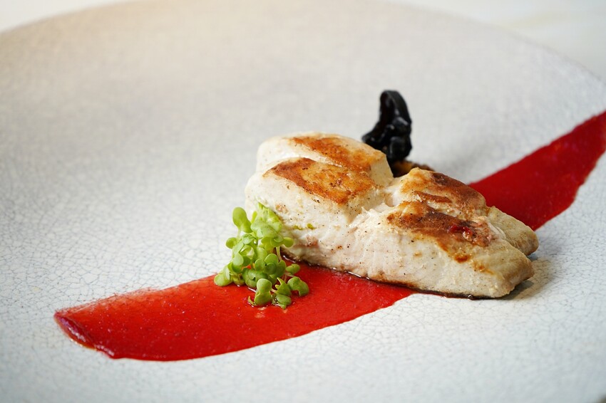 隱身在巷弄內的絕美玻璃屋，選用當季食材與創意料理手法的鮮美滋味，相當適合情侶約會、節日慶祝！