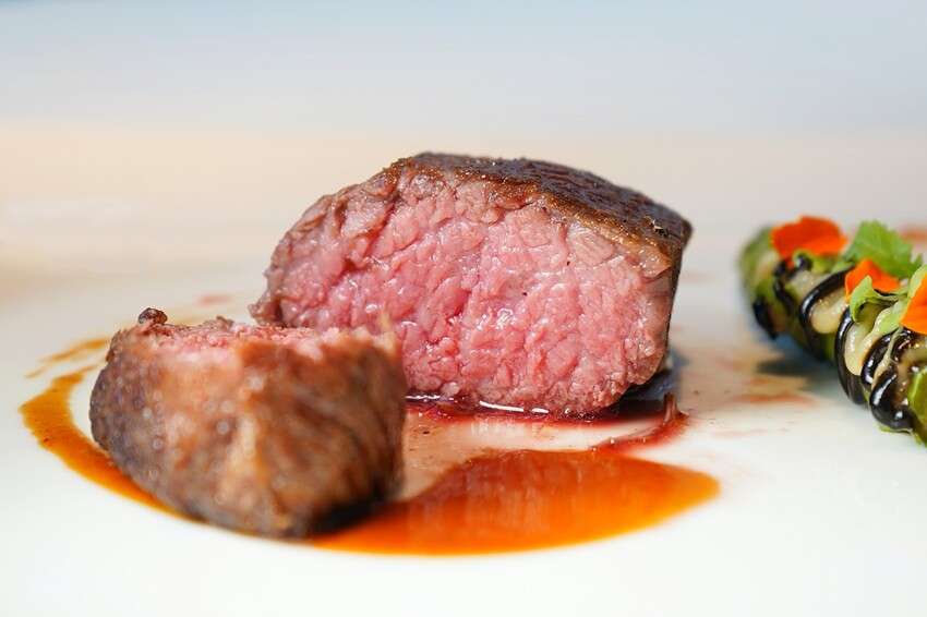 隱身在巷弄內的絕美玻璃屋，選用當季食材與創意料理手法的鮮美滋味，相當適合情侶約會、節日慶祝！