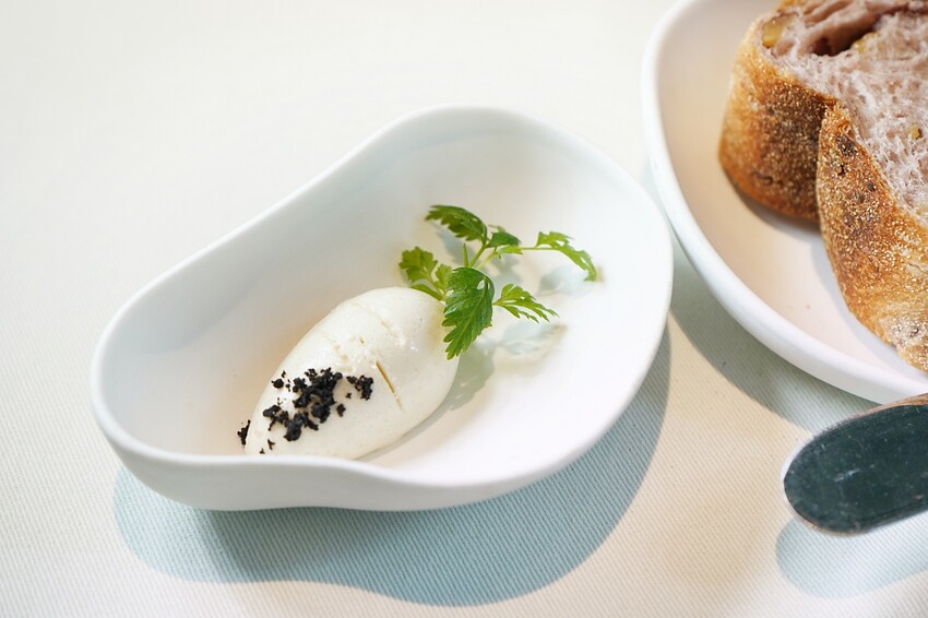 隱身在巷弄內的絕美玻璃屋，選用當季食材與創意料理手法的鮮美滋味，相當適合情侶約會、節日慶祝！