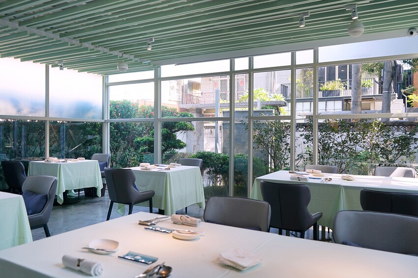 隱身在巷弄內的絕美玻璃屋，選用當季食材與創意料理手法的鮮美滋味，相當適合情侶約會、節日慶祝！