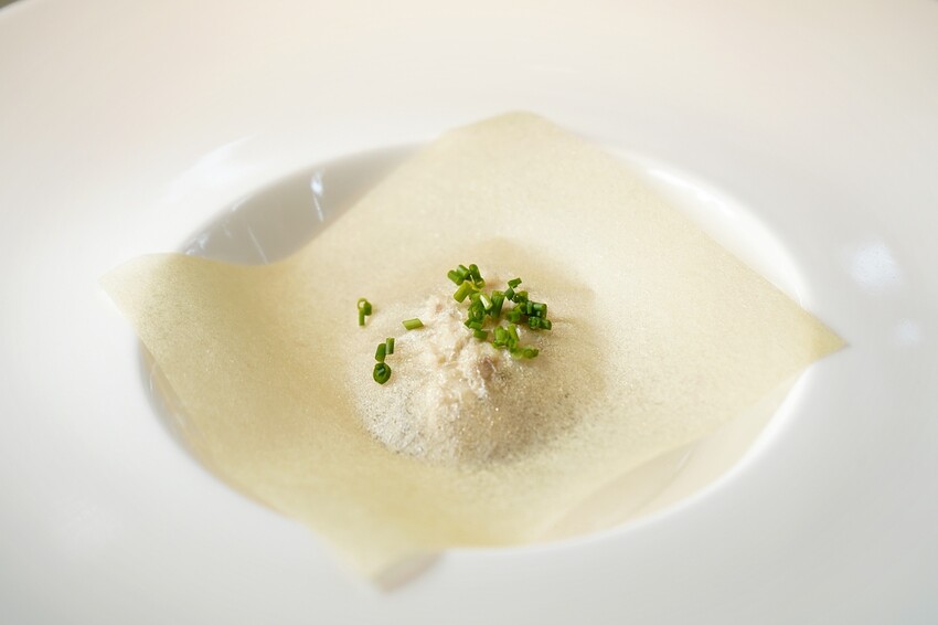 隱身在巷弄內的絕美玻璃屋，選用當季食材與創意料理手法的鮮美滋味，相當適合情侶約會、節日慶祝！