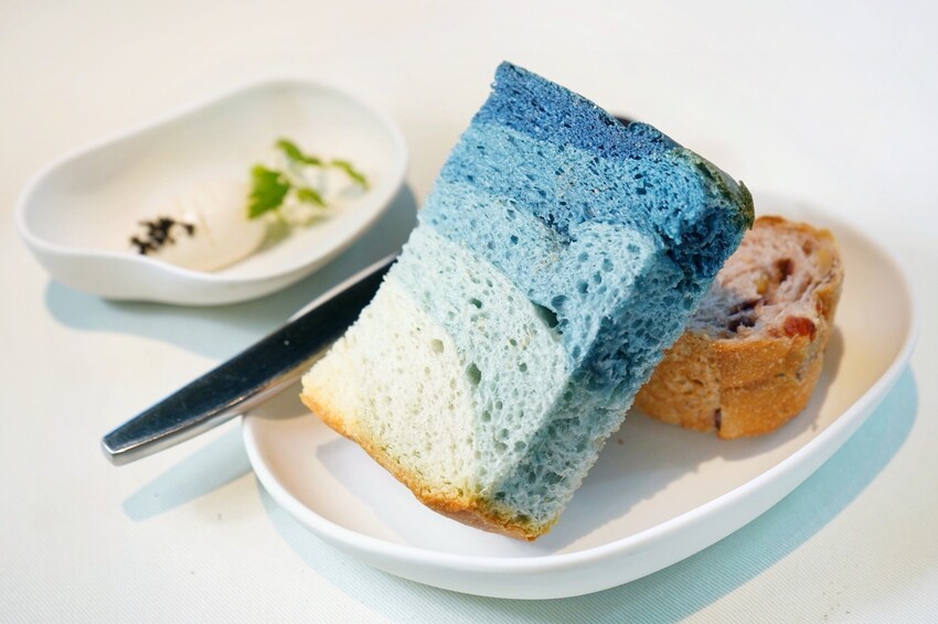 隱身在巷弄內的絕美玻璃屋，選用當季食材與創意料理手法的鮮美滋味，相當適合情侶約會、節日慶祝！