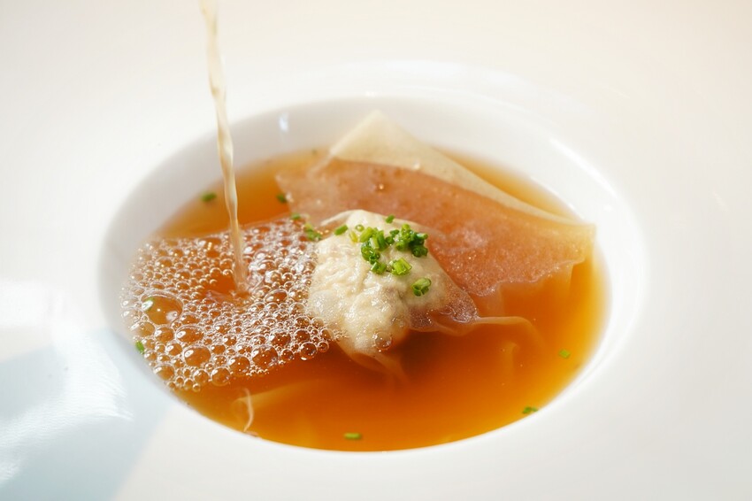 隱身在巷弄內的絕美玻璃屋，選用當季食材與創意料理手法的鮮美滋味，相當適合情侶約會、節日慶祝！