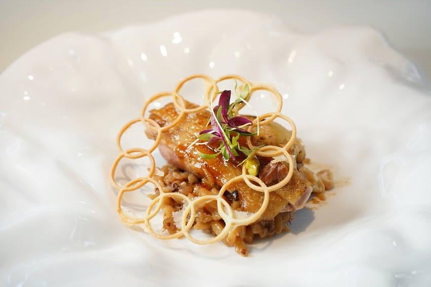 隱身在巷弄內的絕美玻璃屋，選用當季食材與創意料理手法的鮮美滋味，相當適合情侶約會、節日慶祝！