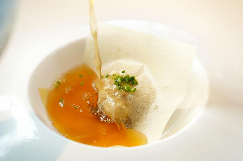 隱身在巷弄內的絕美玻璃屋，選用當季食材與創意料理手法的鮮美滋味，相當適合情侶約會、節日慶祝！