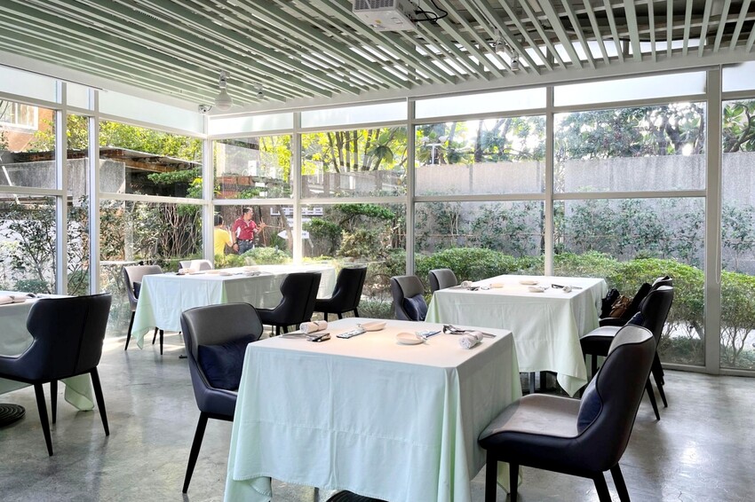 隱身在巷弄內的絕美玻璃屋，選用當季食材與創意料理手法的鮮美滋味，相當適合情侶約會、節日慶祝！