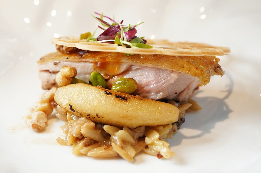 隱身在巷弄內的絕美玻璃屋，選用當季食材與創意料理手法的鮮美滋味，相當適合情侶約會、節日慶祝！