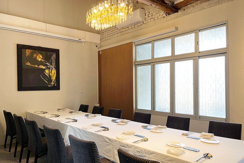 隱身在巷弄內的絕美玻璃屋，選用當季食材與創意料理手法的鮮美滋味，相當適合情侶約會、節日慶祝！