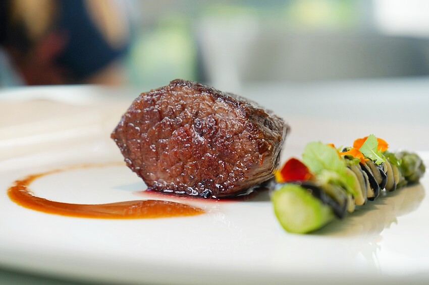 隱身在巷弄內的絕美玻璃屋，選用當季食材與創意料理手法的鮮美滋味，相當適合情侶約會、節日慶祝！