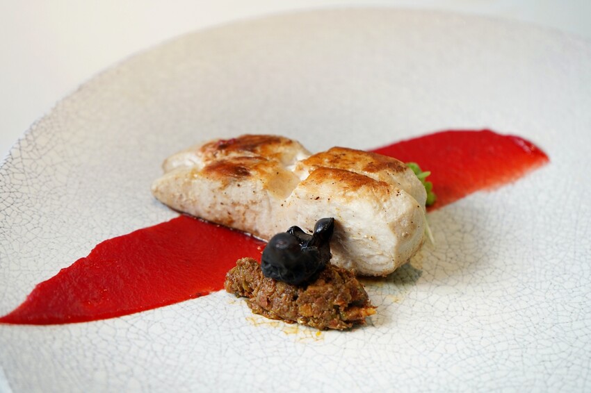 隱身在巷弄內的絕美玻璃屋，選用當季食材與創意料理手法的鮮美滋味，相當適合情侶約會、節日慶祝！