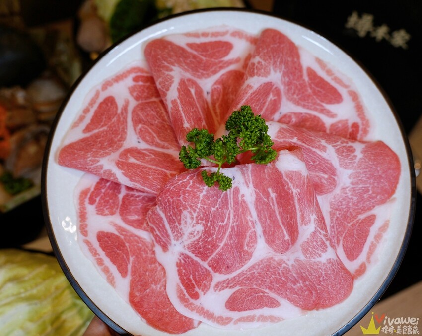 【蟳鮮屋 和牛·海鮮·健康鍋物】藝文特區高質感鍋物~水族箱現撈的活跳跳海鮮~打卡加碼送肉盤誠意十足~