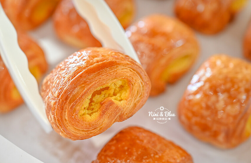 香。烘焙坊 | 美村店新開幕！數十種麵包天天現烤，還有優惠三個100元、四個100元，楓糖可頌5個只要1百元！ @Nini and Blue  玩樂食記