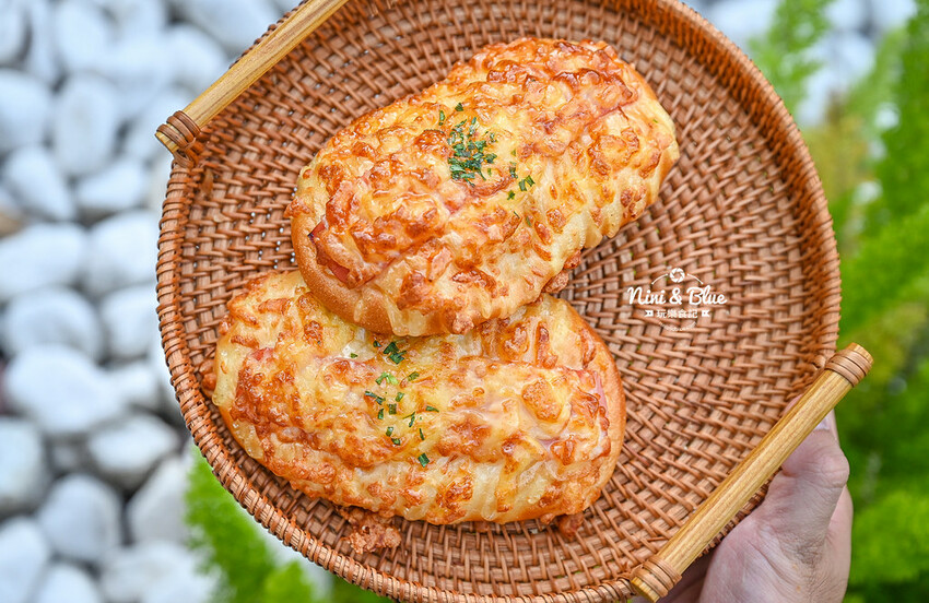 香。烘焙坊 | 美村店新開幕！數十種麵包天天現烤，還有優惠三個100元、四個100元，楓糖可頌5個只要1百元！ @Nini and Blue  玩樂食記