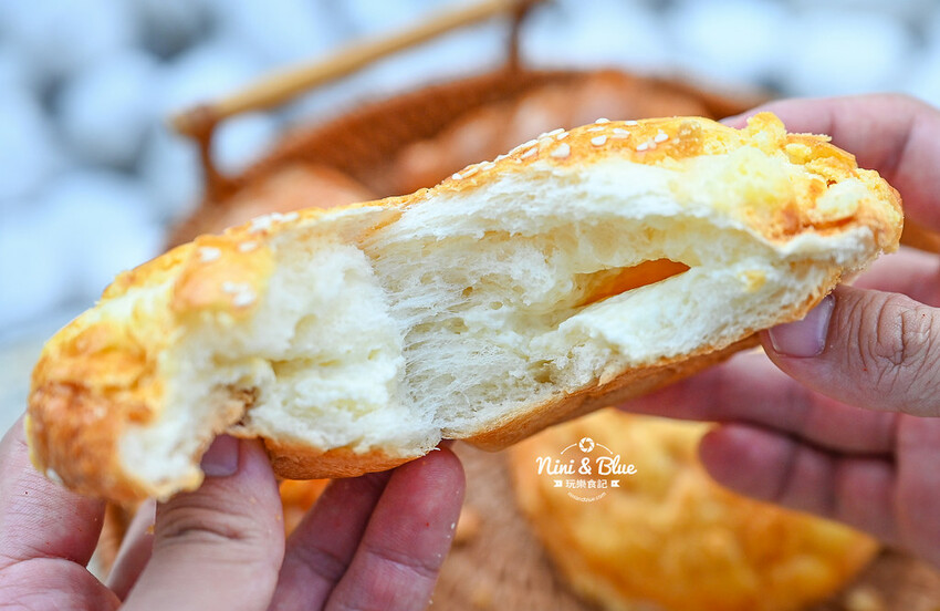 香。烘焙坊 | 美村店新開幕！數十種麵包天天現烤，還有優惠三個100元、四個100元，楓糖可頌5個只要1百元！ @Nini and Blue  玩樂食記