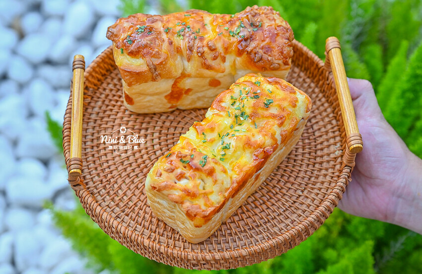 香。烘焙坊 | 美村店新開幕！數十種麵包天天現烤，還有優惠三個100元、四個100元，楓糖可頌5個只要1百元！ @Nini and Blue  玩樂食記