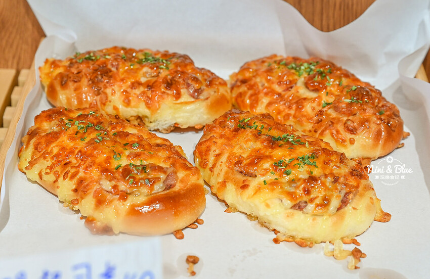 香。烘焙坊 | 美村店新開幕！數十種麵包天天現烤，還有優惠三個100元、四個100元，楓糖可頌5個只要1百元！ @Nini and Blue  玩樂食記