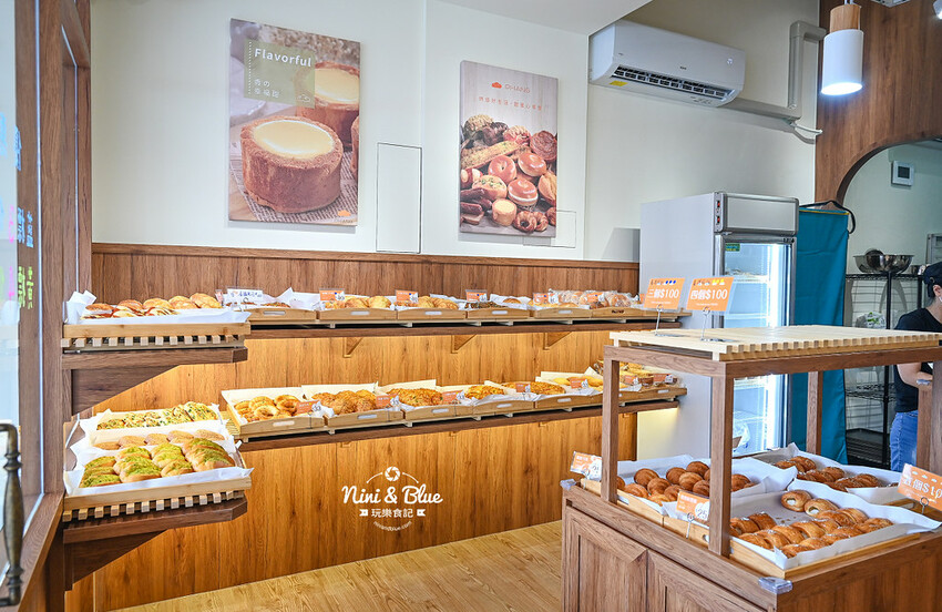 香。烘焙坊 | 美村店新開幕！數十種麵包天天現烤，還有優惠三個100元、四個100元，楓糖可頌5個只要1百元！ @Nini and Blue  玩樂食記