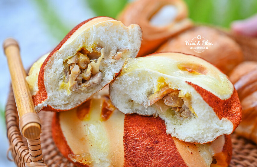 香。烘焙坊 | 美村店新開幕！數十種麵包天天現烤，還有優惠三個100元、四個100元，楓糖可頌5個只要1百元！ @Nini and Blue  玩樂食記