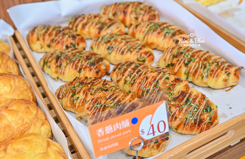 香。烘焙坊 | 美村店新開幕！數十種麵包天天現烤，還有優惠三個100元、四個100元，楓糖可頌5個只要1百元！ @Nini and Blue  玩樂食記