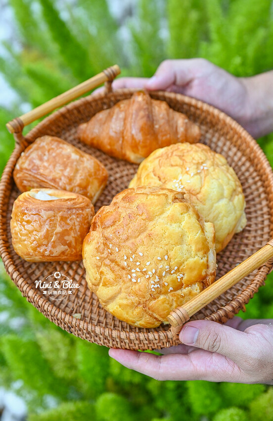 香。烘焙坊 | 美村店新開幕！數十種麵包天天現烤，還有優惠三個100元、四個100元，楓糖可頌5個只要1百元！ @Nini and Blue  玩樂食記