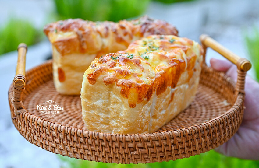 香。烘焙坊 | 美村店新開幕！數十種麵包天天現烤，還有優惠三個100元、四個100元，楓糖可頌5個只要1百元！ @Nini and Blue  玩樂食記