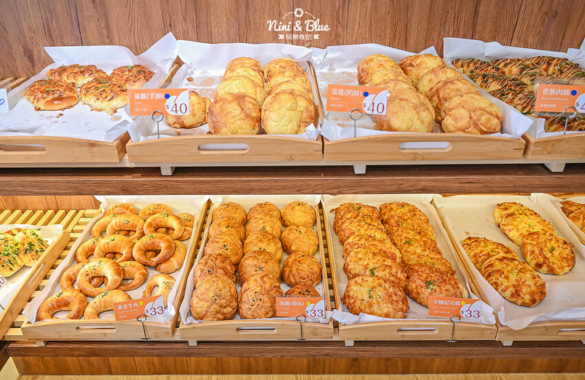 香。烘焙坊 | 美村店新開幕！數十種麵包天天現烤，還有優惠三個100元、四個100元，楓糖可頌5個只要1百元！ @Nini and Blue  玩樂食記