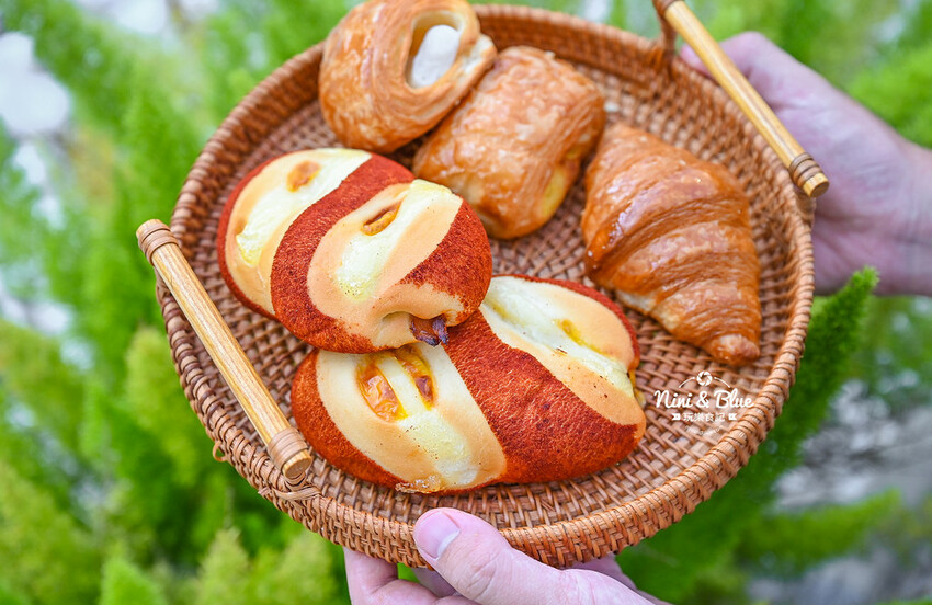 香。烘焙坊 | 美村店新開幕！數十種麵包天天現烤，還有優惠三個100元、四個100元，楓糖可頌5個只要1百元！ @Nini and Blue  玩樂食記