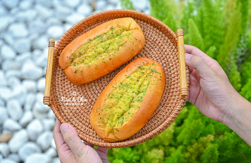 香。烘焙坊 | 美村店新開幕！數十種麵包天天現烤，還有優惠三個100元、四個100元，楓糖可頌5個只要1百元！ @Nini and Blue  玩樂食記