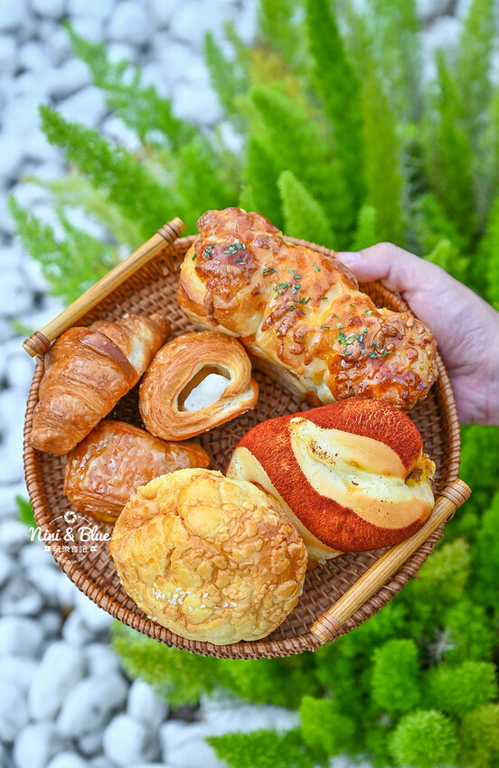 香。烘焙坊 | 美村店新開幕！數十種麵包天天現烤，還有優惠三個100元、四個100元，楓糖可頌5個只要1百元！ @Nini and Blue  玩樂食記