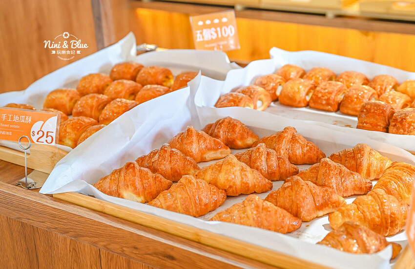 香。烘焙坊 | 美村店新開幕！數十種麵包天天現烤，還有優惠三個100元、四個100元，楓糖可頌5個只要1百元！ @Nini and Blue  玩樂食記