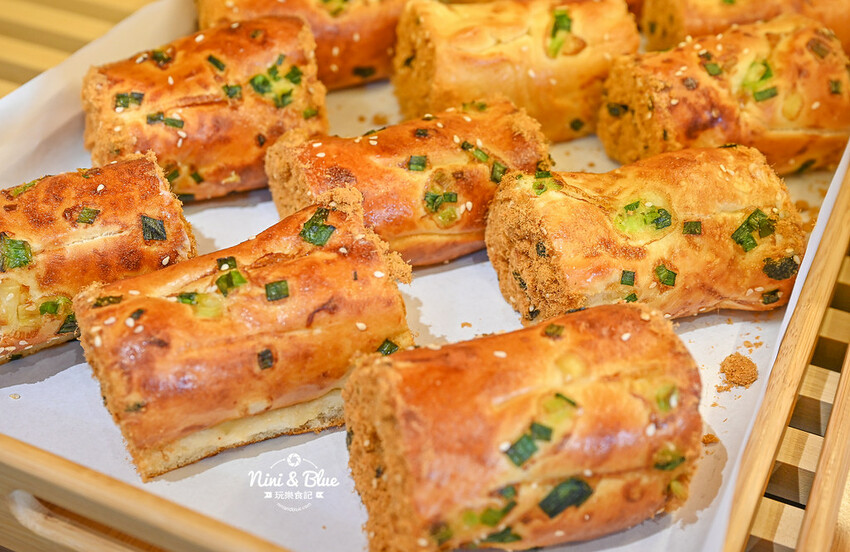 香。烘焙坊 | 美村店新開幕！數十種麵包天天現烤，還有優惠三個100元、四個100元，楓糖可頌5個只要1百元！ @Nini and Blue  玩樂食記