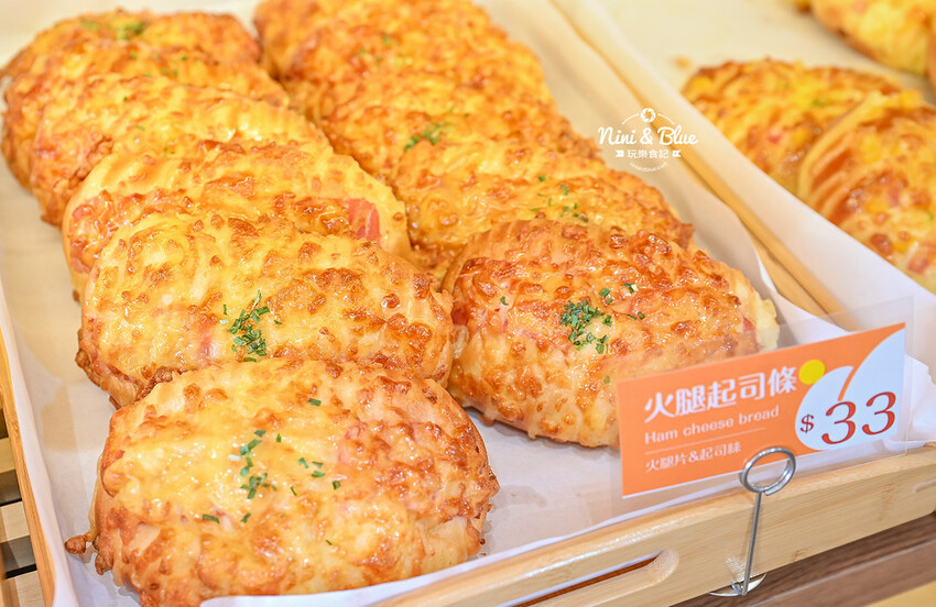 香。烘焙坊 | 美村店新開幕！數十種麵包天天現烤，還有優惠三個100元、四個100元，楓糖可頌5個只要1百元！ @Nini and Blue  玩樂食記