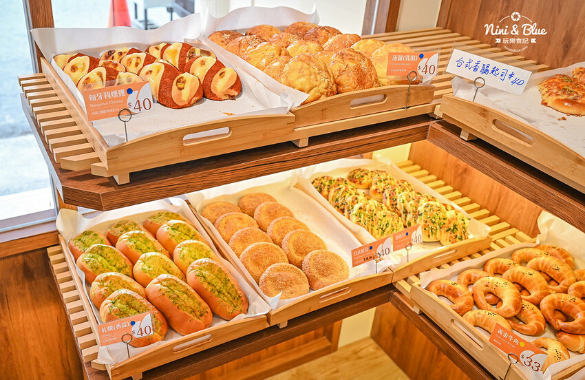 香。烘焙坊 | 美村店新開幕！數十種麵包天天現烤，還有優惠三個100元、四個100元，楓糖可頌5個只要1百元！ @Nini and Blue  玩樂食記