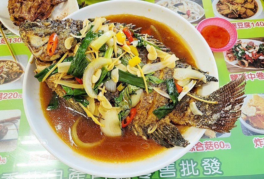 在地達人帶路！！Google 評論4.7高評價，新社必吃香菇大餐、還有熱炒類也不能錯過唷！！