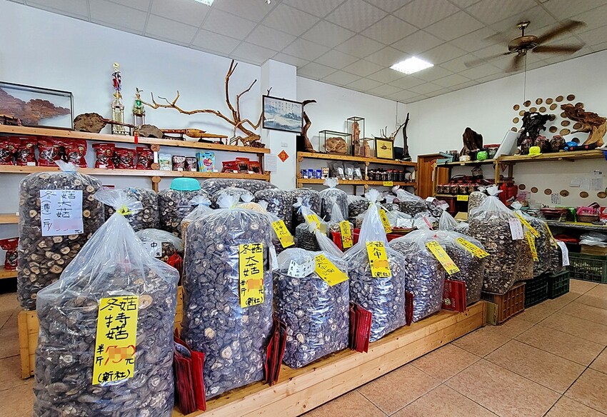 在地達人帶路！！Google 評論4.7高評價，新社必吃香菇大餐、還有熱炒類也不能錯過唷！！