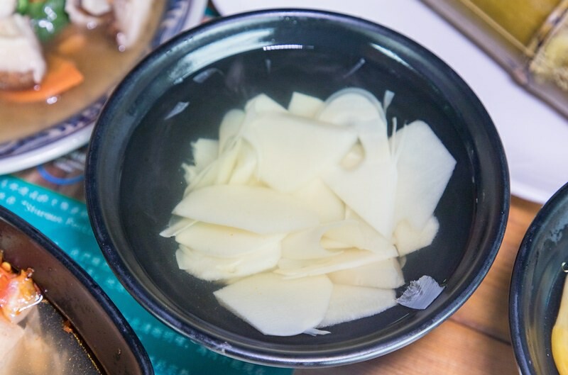 【復興三好之九】枕頭山隨緣小棧蔬食坊.炒麵香噴噴.臭豆腐.猴頭菇.炒山菜都對味