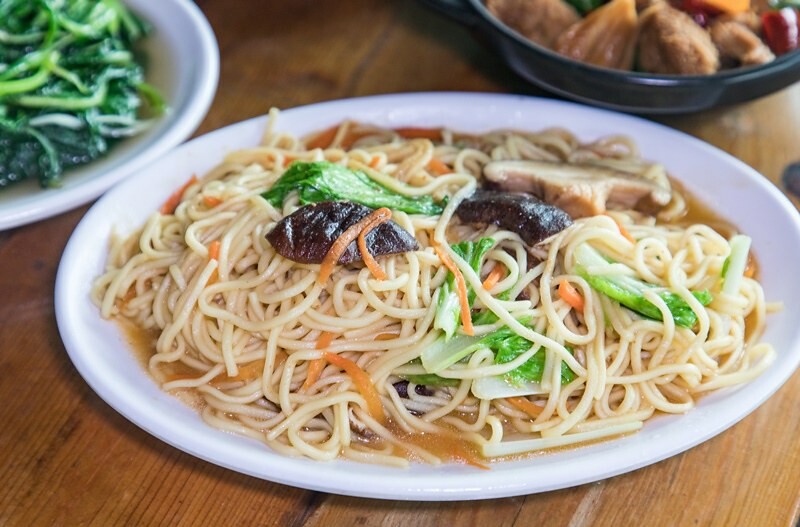 【復興三好之九】枕頭山隨緣小棧蔬食坊.炒麵香噴噴.臭豆腐.猴頭菇.炒山菜都對味