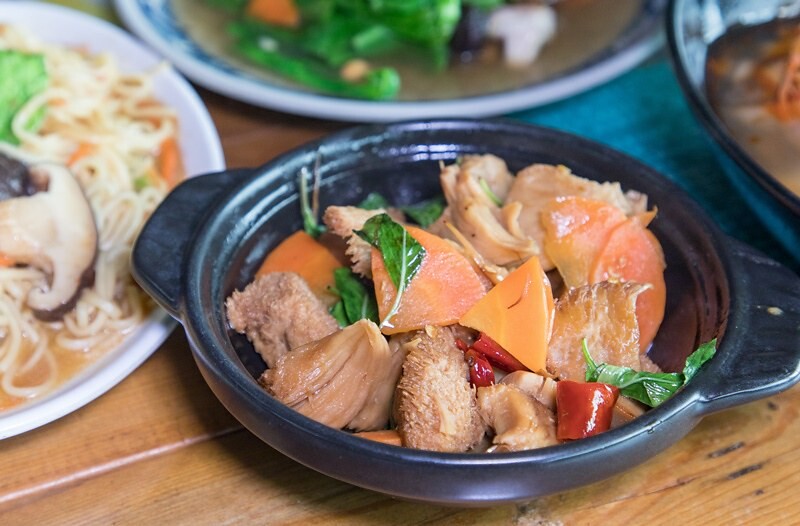 【復興三好之九】枕頭山隨緣小棧蔬食坊.炒麵香噴噴.臭豆腐.猴頭菇.炒山菜都對味
