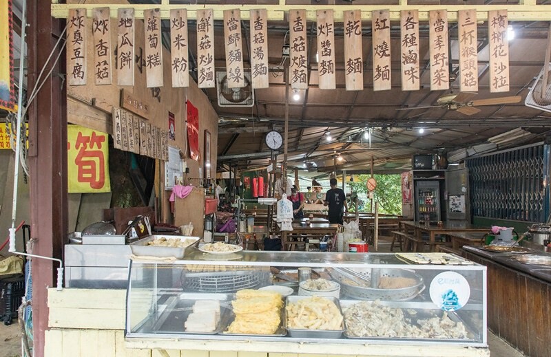 【復興三好之九】枕頭山隨緣小棧蔬食坊.炒麵香噴噴.臭豆腐.猴頭菇.炒山菜都對味