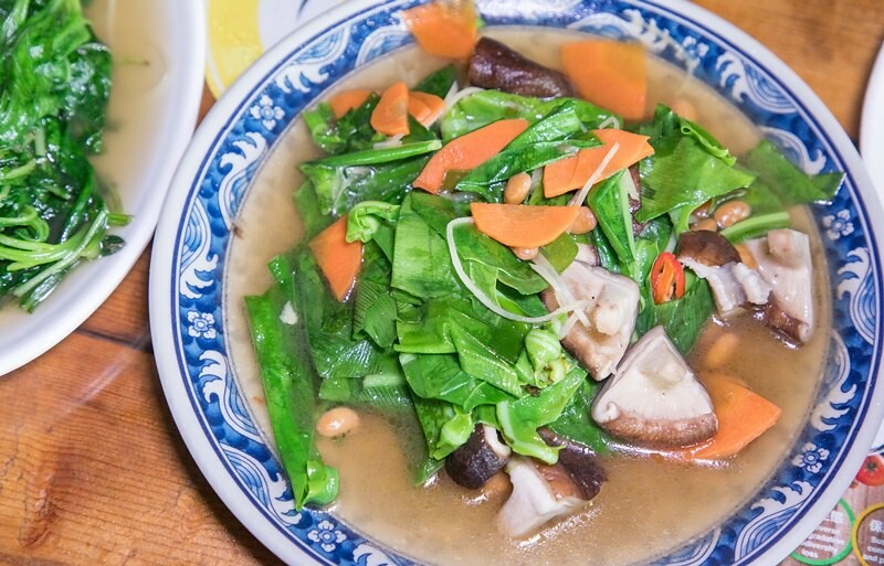 【復興三好之九】枕頭山隨緣小棧蔬食坊.炒麵香噴噴.臭豆腐.猴頭菇.炒山菜都對味